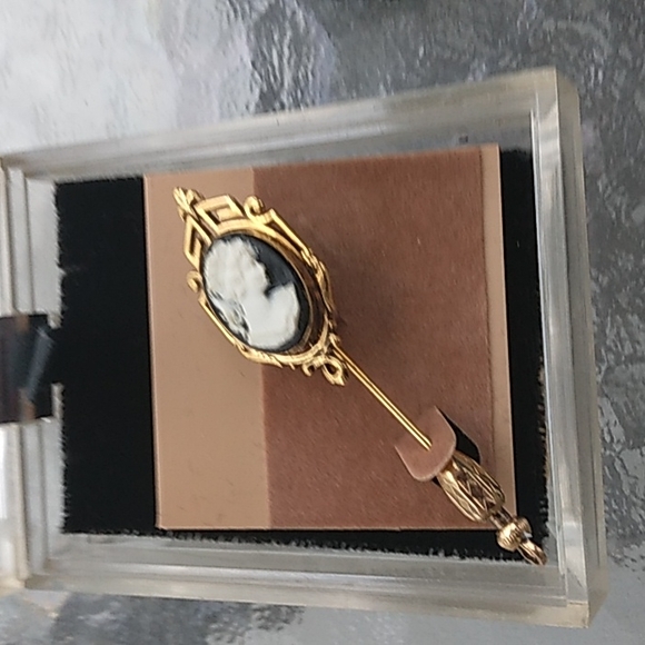 A hat pin - Picture 2 of 3